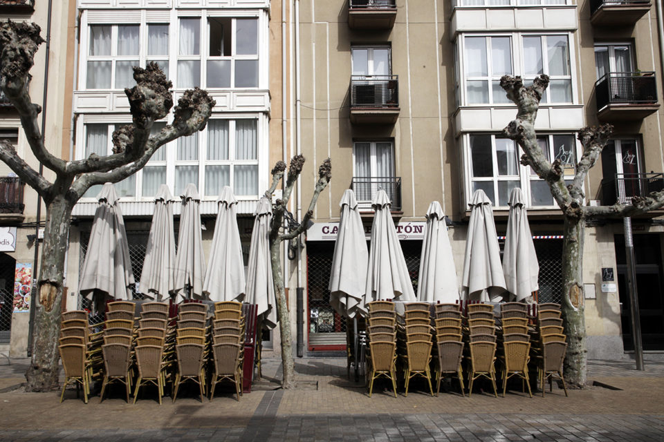 Bares cerrados y terrazas recogidas en el centro de Logroño por la crisis del coronavirus./Ingrid