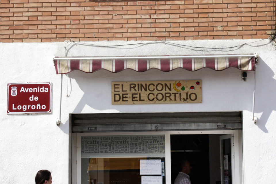 El Rincón de El Cortijo, único establecimiento abierto en el lugar más cercano al paraíso que se puede visitar sin salir de Logroño. / INGRID