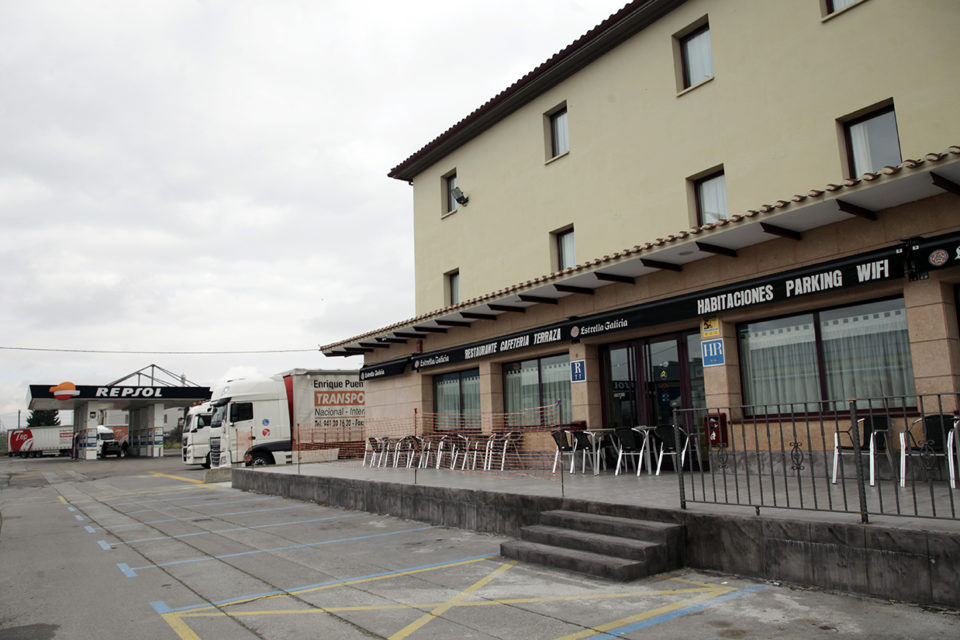 Mesón Pepa, situado a las afueras de Logroño, cerrado a causa de la crisis sanitaria, con los camiones parados al fondo. / Ingrid