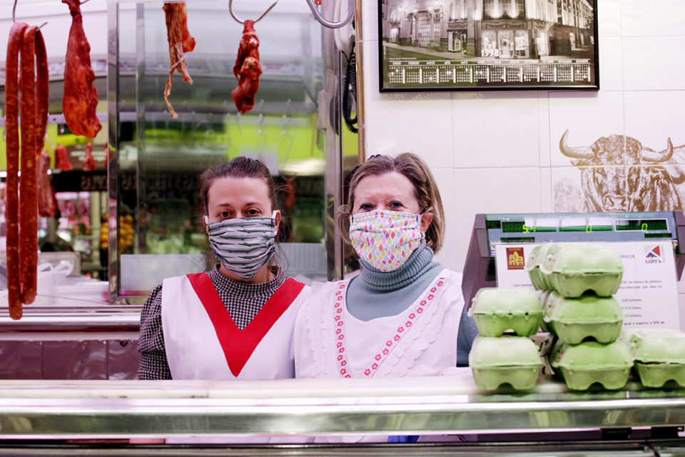 Dependientas de la Plaza de Abastos lucen las mascarrillas de la Red Vecinal Mascarillas Logroño./Ingrid