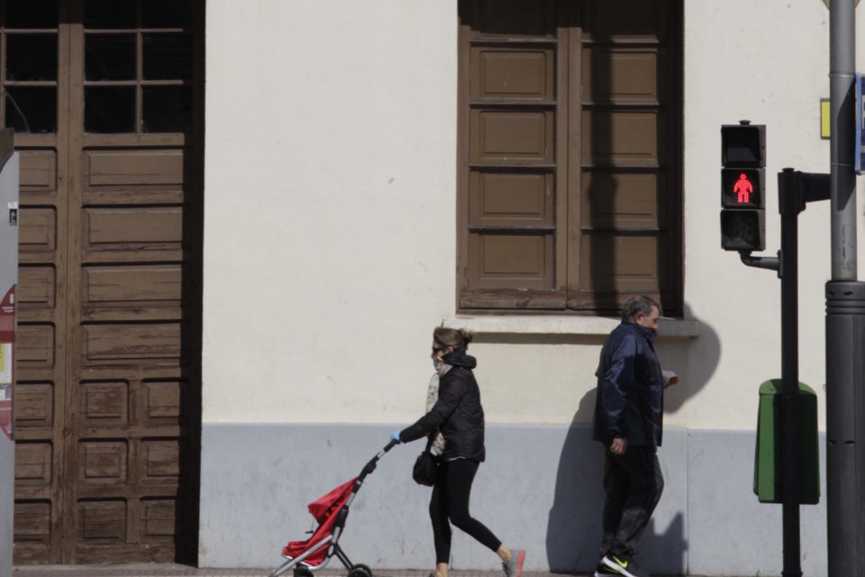 Un par de peatones transitan por la calle Marqués de Murrieta. / INGRID