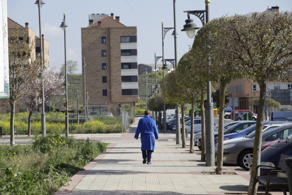 Paseante en el barrio de El Campillo, al norte de la ciudad. / INGRID