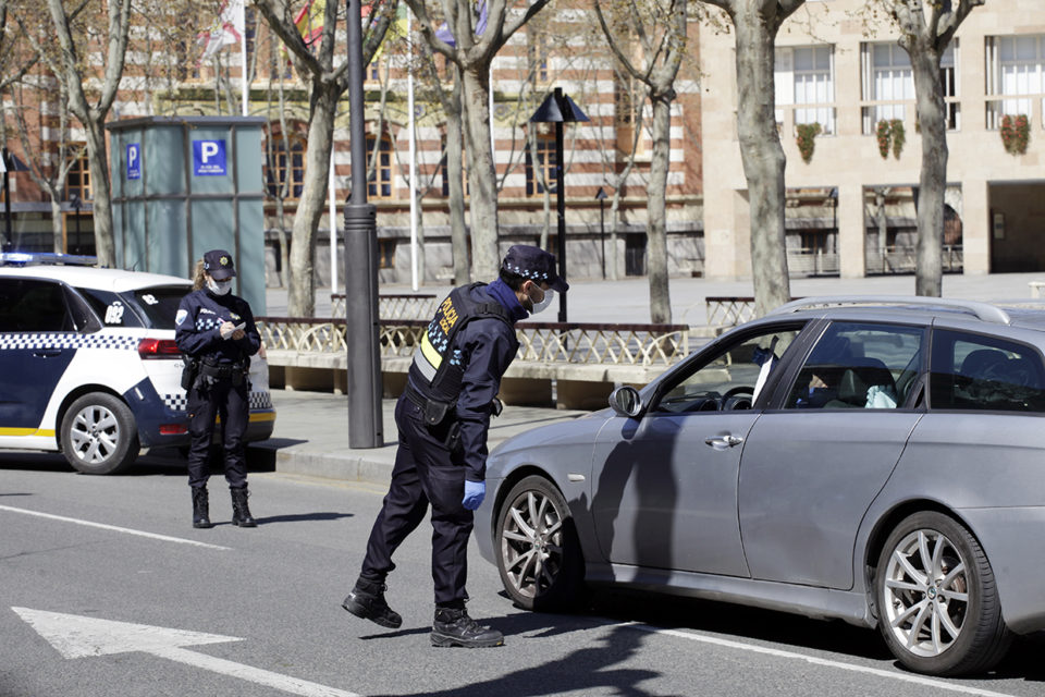 Control policial en las inmediaciones del Ayuntamiento de Logroño. / Ingrid