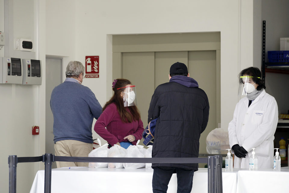 Cocina Económica sigue repartiendo la comida y cena, en una sola entrega, en la calle. / Ingrid