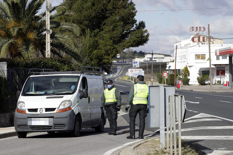 La Guardia Civil realiza un control de tráfico en Recajo durante el estado de alarma. / Ingrid