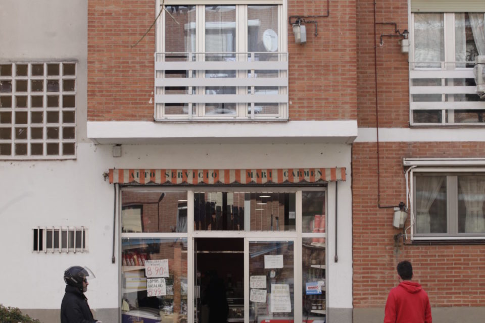 Autoservicio Mari Carmen, uno de los negocios abiertos en el barrio de Varea. / INGRID