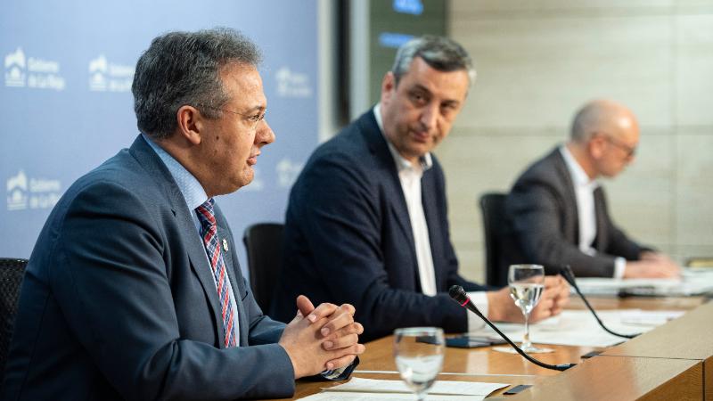Luis Cacho, comparece en rueda de prensa, junto a Chus del Río y Enrique Ramalle. / NR
