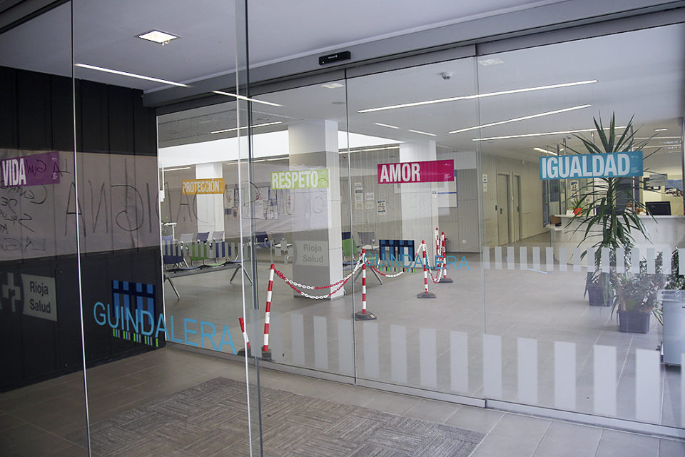 Centro de salud La Guindalera de Logroño, con medidas de seguridad en su interior. / Clara Larrea