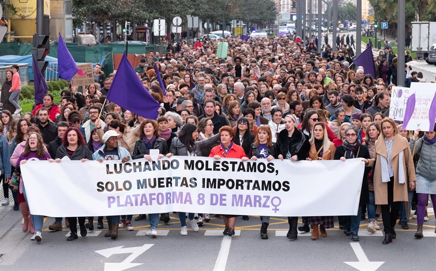 Más de 5.000 recorren el centro de Logroño para reivindicar la igualdad. / Abel Alonso (Efe)