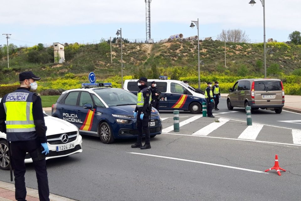 Control policial en uno de los accesos a Logroño. / NR