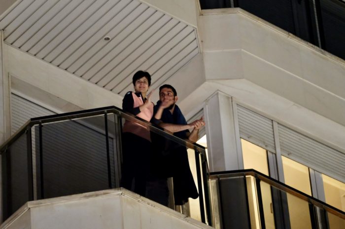 Miles de riojanos salen a los balcones en solidaridad con los sanitarios