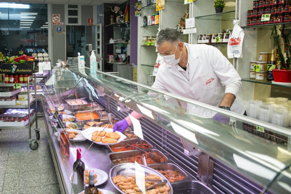 El dueño de la tienda de alimentación Cocinados Gran Vía de Logroño, Manuel Pinillos, en su local. / RAQUEL MANZANARES (EFE)