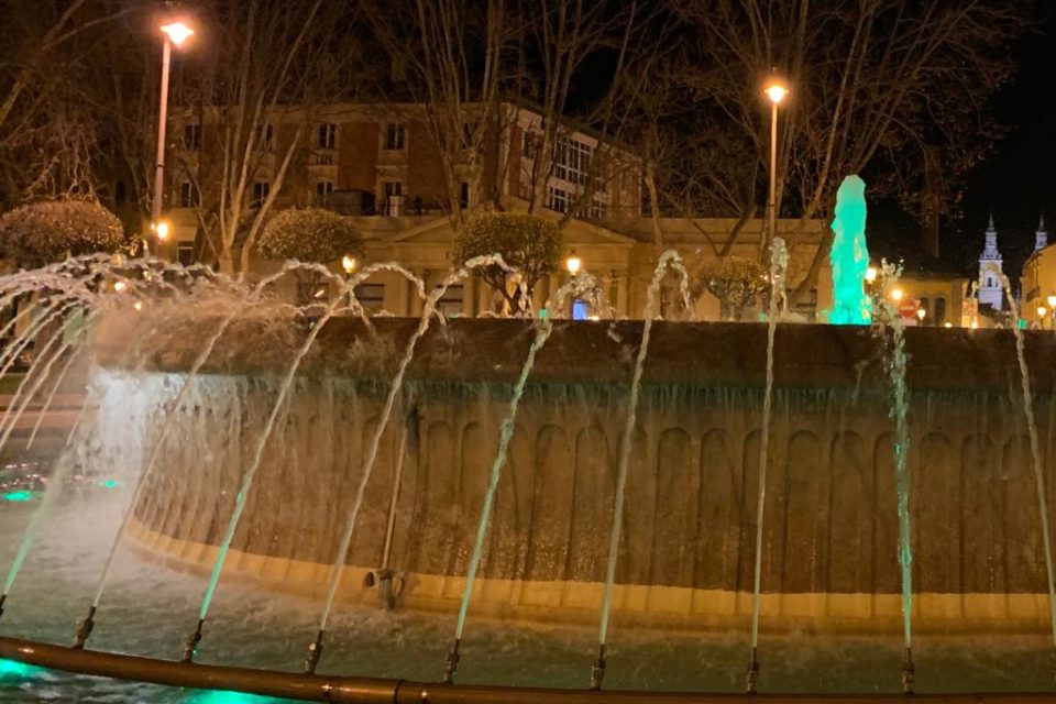 La Fuente de Murrieta se ilumina de verde tras el triunfo del May Deco. / Ayuntamiento de Logroño