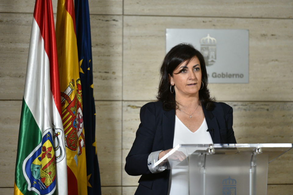 La presidenta riojana lee una declaración institucional desde el palacete de Gobierno en una imagen de archivo. /NR