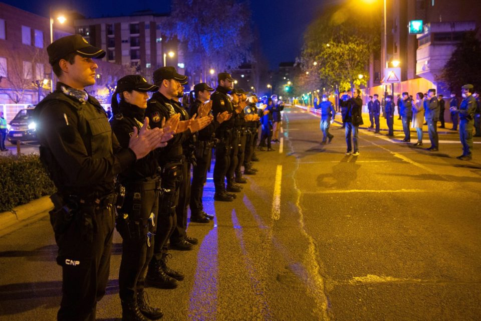 La Policía homenajea al jefe del GAR de la Guardia Civil muerto por COVID-19. / RAQUEL MANZANARES (EFE)