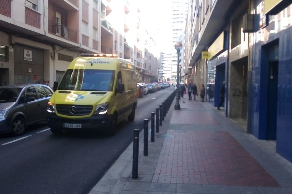 Una ambulancia circula por el centro de Logroño, /NR