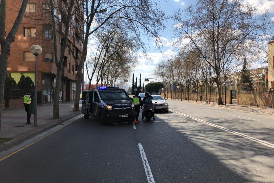 Agentes de Policía controlan el tránsito de vehículos en Avenida de Madrid, en Logroño. /CUERPO NACIONAL DE POLICÍA