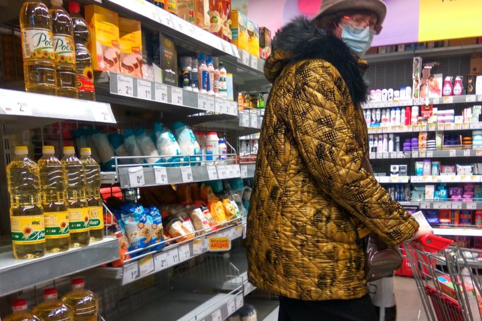 Una ciudadana búlgara compra comida en un supermercado el pasado domingo. / OLGA PÉREZ