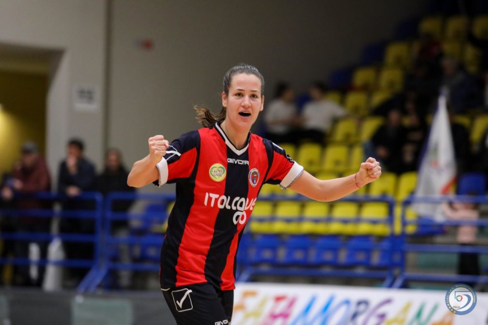 Ana Soldevilla festeja un gol con su equipo. / NR