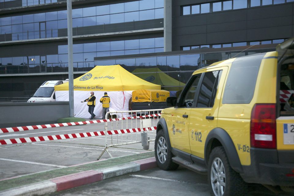 Centro de Diagnóstico Móvil (CDM), instalado en el parking del CIBIR. / Clara Larrea