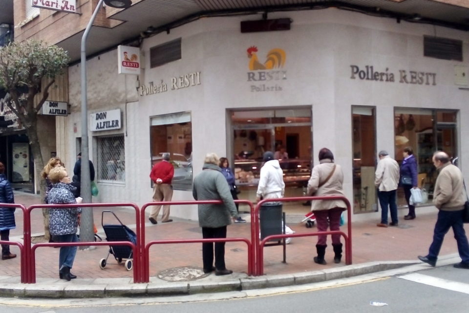 Clientes de la Pollería Resti, esperando cívicamente su turno en la calle para evitar aglomeraciones en el interior. / NR