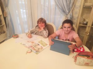 Pablo y Julia hacen los deberes en su casa. / NR