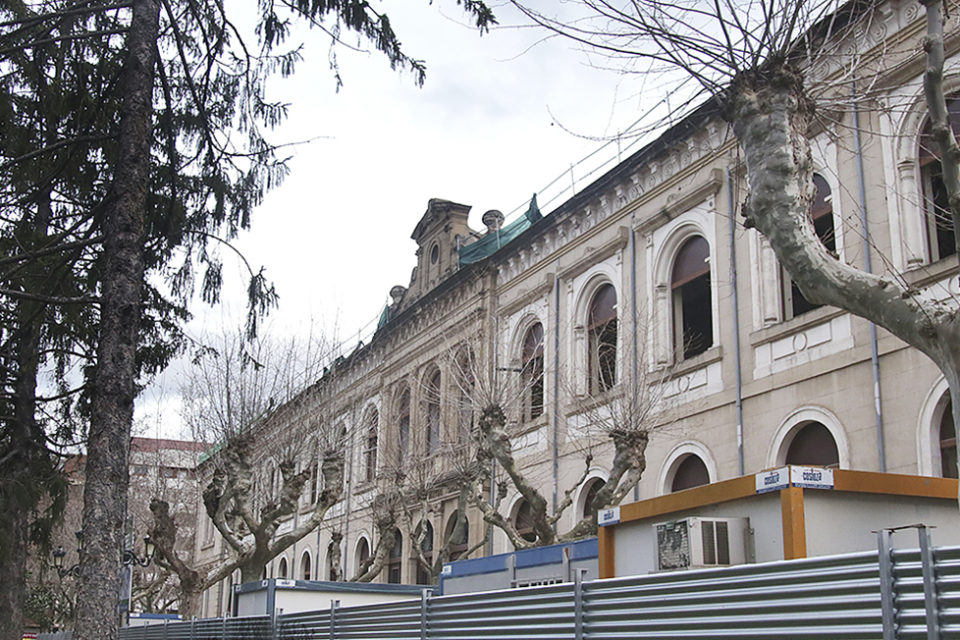 El IES Sagasta mantiene su fachada, protegida por el vallado de obra. / Clara Larrea