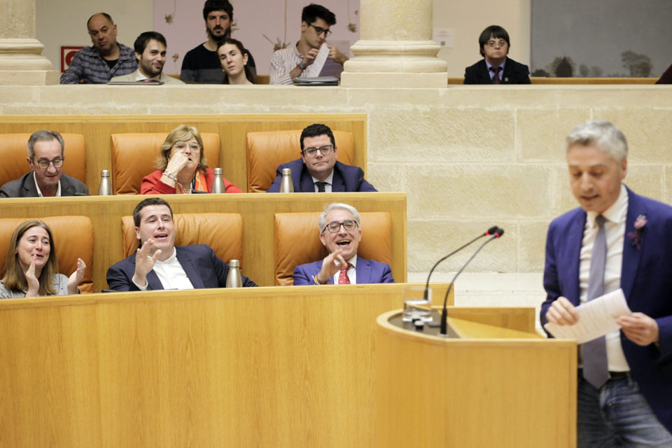 Gestos airados de desacuerdo en la bancada popular, tras la intervención del diputado socialista y consejero de Gobernanza Pública, Francisco Ocón. / Ingrid