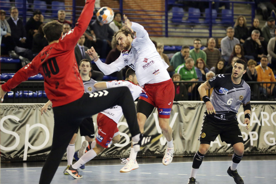 El Balonmano Logroño recibe este sábado en el Palacio de los Deportes a La Nava. El encuentro entre logroñeses y segovianos se disputará a puerta cerrada. / Clara Larrea