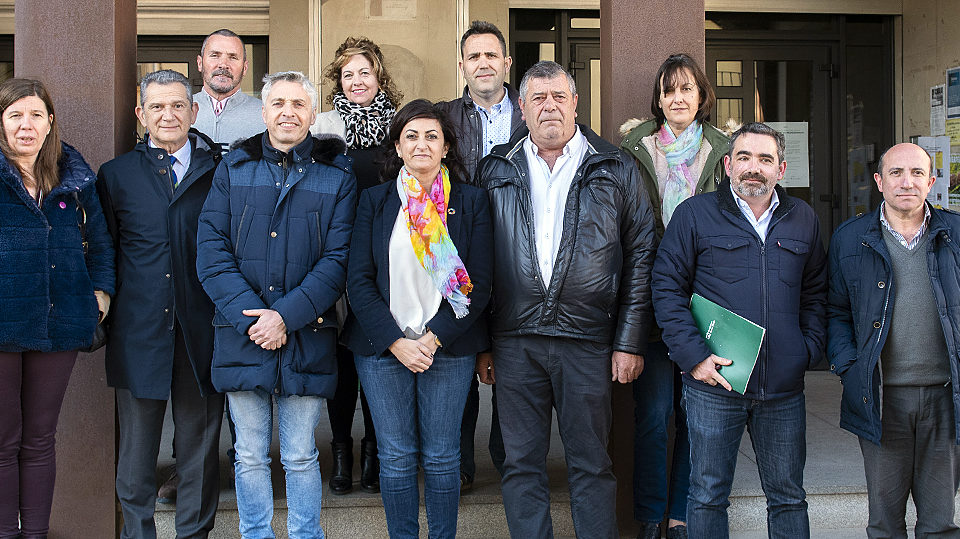 La presidenta y miembros de su Gobierno, con los alcaldes de la comarca de Cervera. / NR