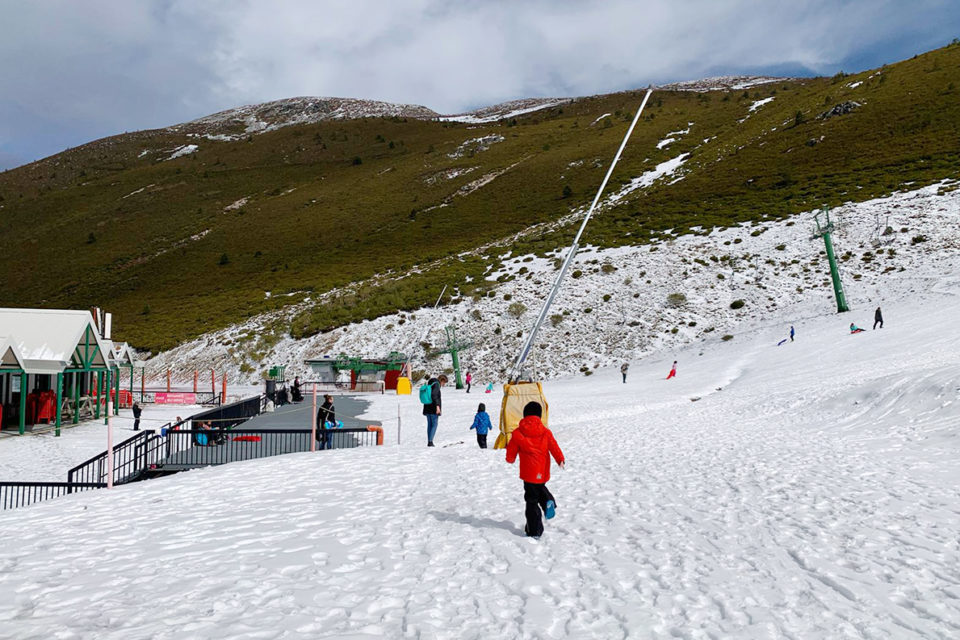 Aunque no se pueda esquiar, la nieve siempre es un atractivo para pasar un día divertido en familia. / NR