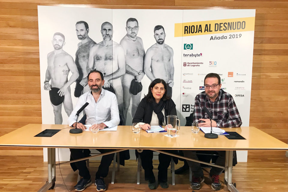 Presentación del programa en la Casa de los Periodistas, con el original cartel de la cata, al fondo. / NR