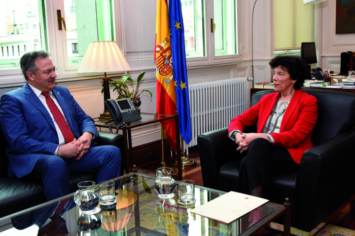 Cacho comparte con Celaá su modelo de educación