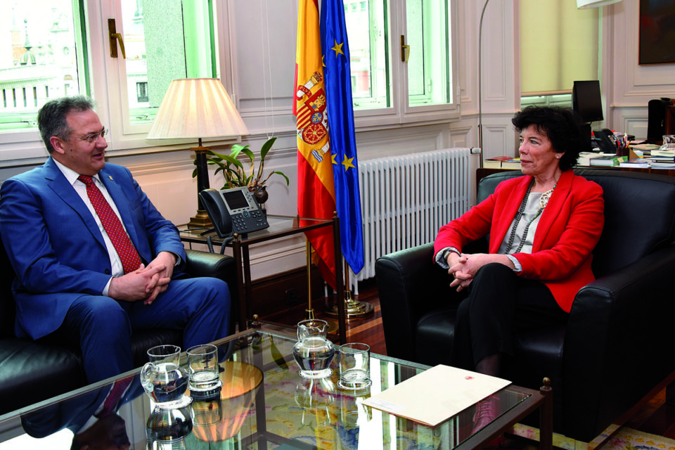 Luis Cacho, durante el encuentro que ha mantenido con la ministra de Educación. / NR