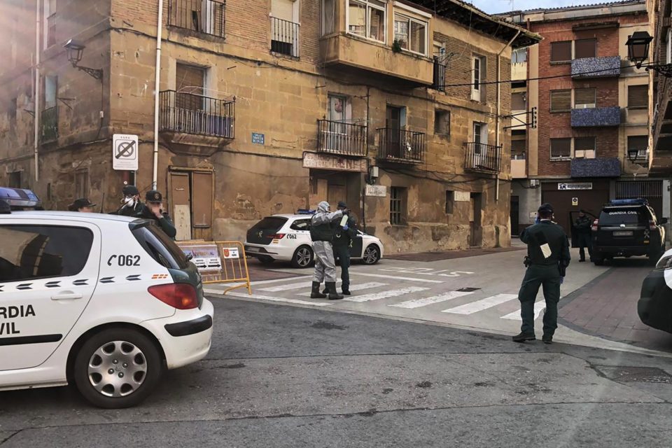 Agentes de la Guardia Civil notificaron la cuarentena a varias personas en Haro. /EFE