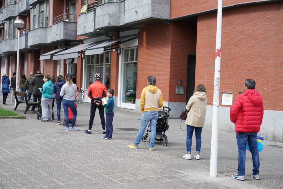 Colas a las puertas de un supermercado en Bilbao. /EUROPA PRESS