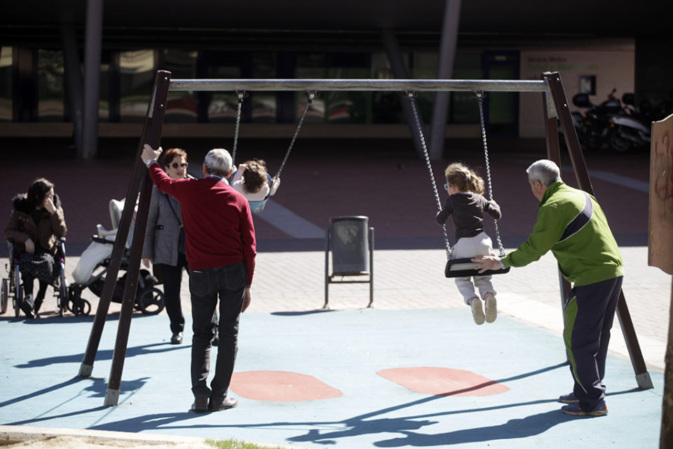 Abuelos en el parque al cuidado de sus nietos en el primer día de suspensión de las clases. / Ingrid