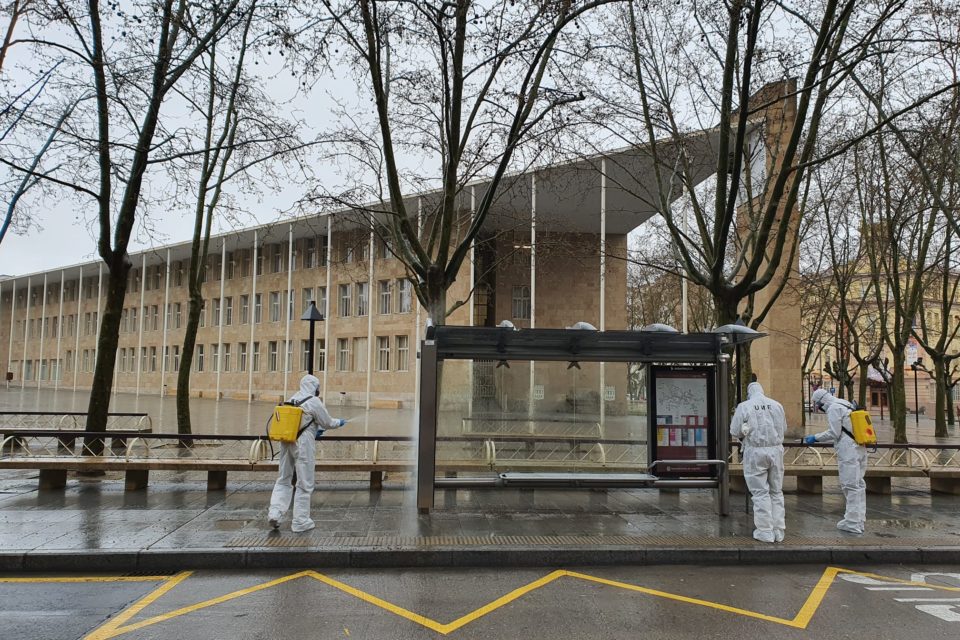 Efectivos de la UME desinfectan la marquesina de autobús del Ayuntamiento de Logroño. / Ingrid