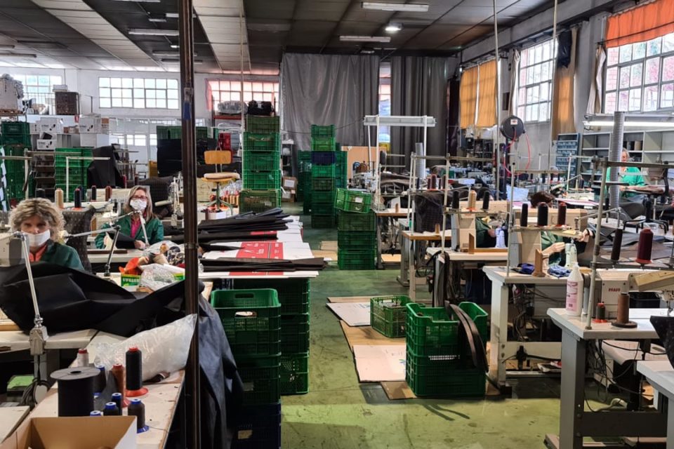 Trabajadores de una empresa arnedana fabrican las batas que usarán los profesionales sanitarios. / NR