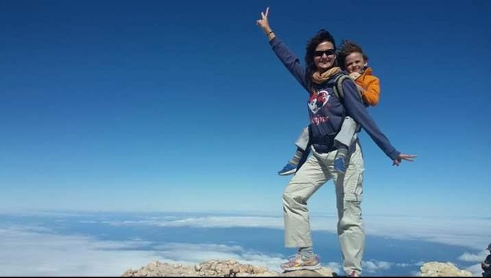 Tatiana Monge, en la imagen con su hijo, es una de las enfermeras riojanas afectadas por el coronavirus. / Foto cedida por Europa Press