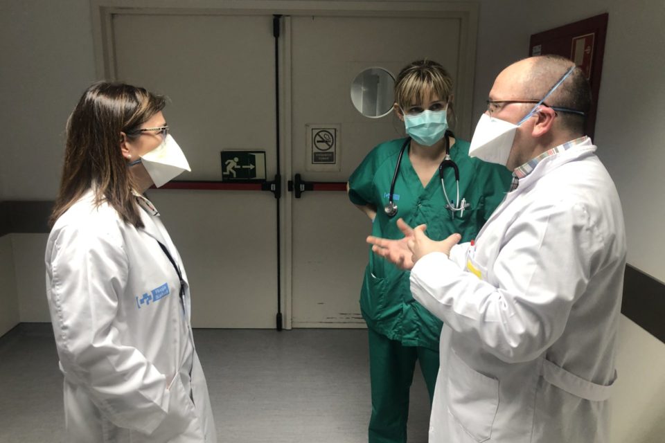 La consejera de Salud conversa con personal del San Pedro. /NR