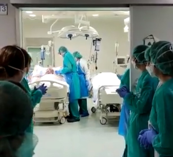 Sanitarios aplauden tras extubar al primer paciente de coronavirus en La Rioja. / NR