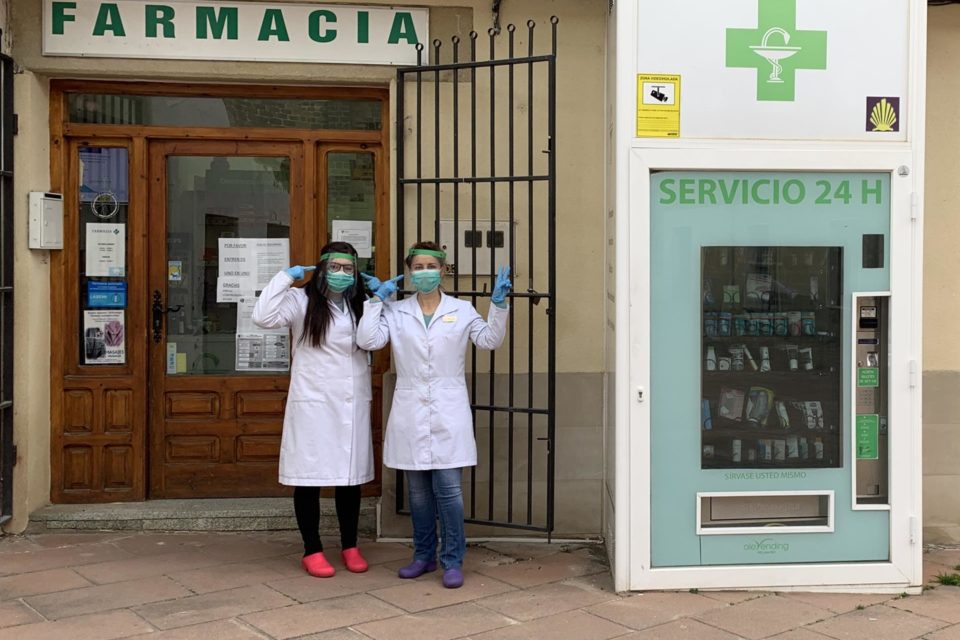 Personal farmacéutico con las máscaras protectoras. / NR