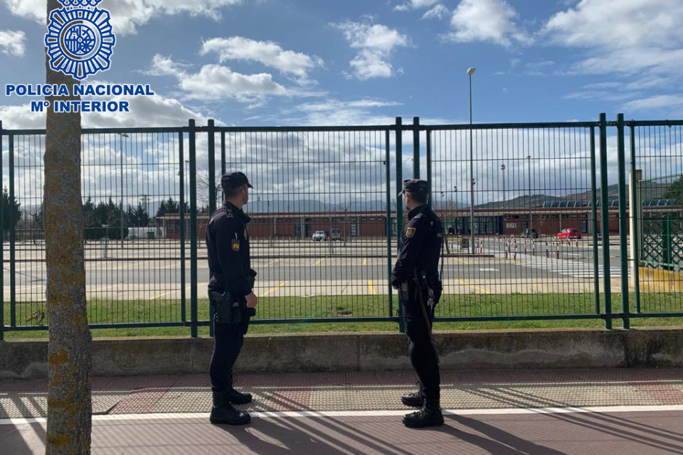 Dos agentes nacionales, frente a las instalaciones deportivas. / Policía Nacional