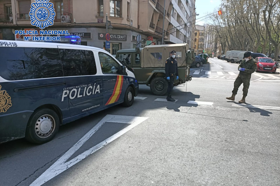 Policías y militares colaboran en un control policial en el centro de Logroño. / NR