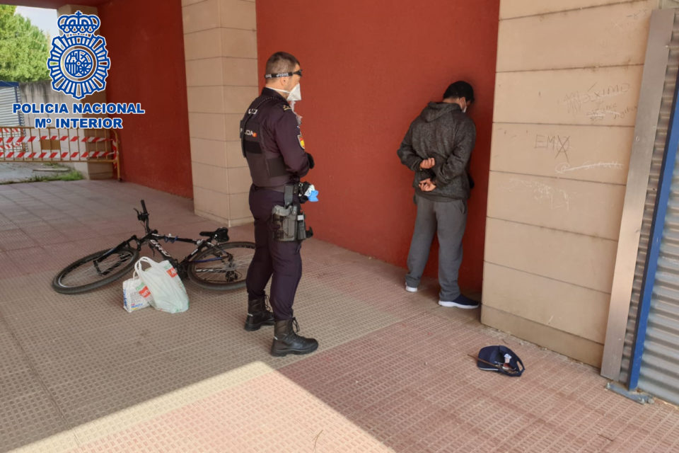 Detención del presunto ladrón, en el centro de Logroño. / Policía Nacional