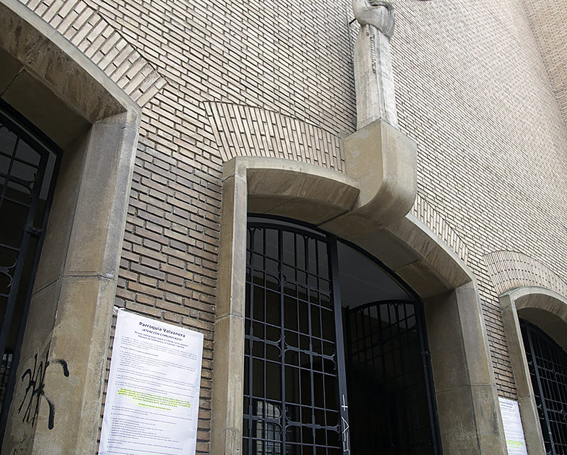 Iglesia de Valvanera, en Logroño, con un aviso sobre las restricciones adoptadas. /CLARA LARREA