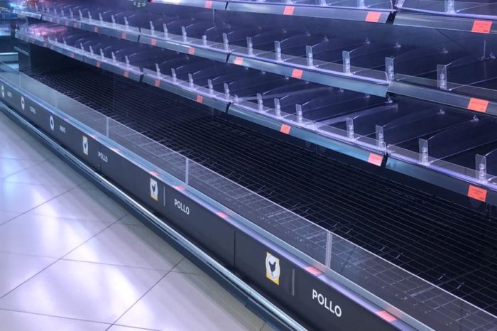 Largas colas y lineales vacíos en los supermercados riojanos por la crisis del coronavirus