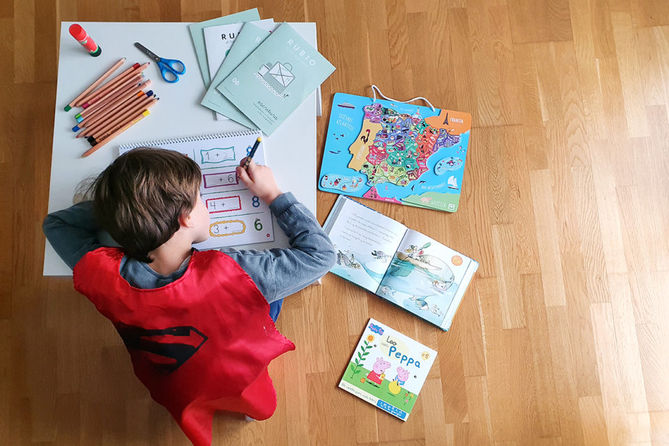 Un niño realiza las tareas escolares en su casa tras suspenderse las clases presenciales por el coronavirus. / Ingrid