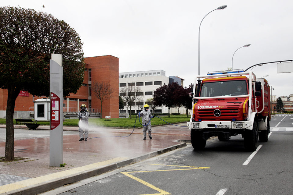 Los Bomberos de Logroño realizan tareas de limpieza y desinfección en la calle Luis de Ulloa. / Ingrid